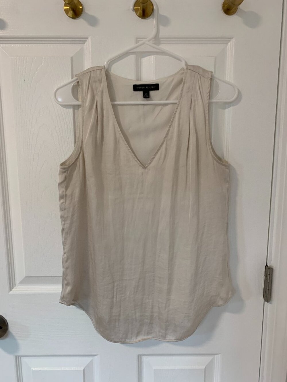 Banana Republic V Neck Satin Blouse Top in Pearl XS